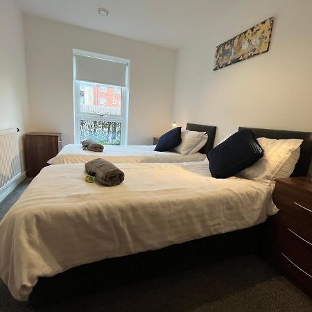 2 Double Beds Or 4 Singles, 2 Bathrooms, Free Parking, Smart Tv'S, Close To Gunwharf Quays, Beach & Historic Dockyard Портсмут Екстер'єр фото