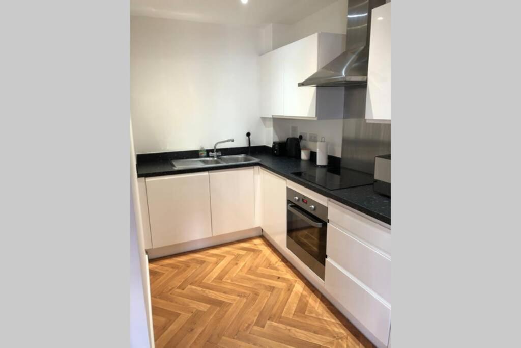 2 Double Beds Or 4 Singles, 2 Bathrooms, Free Parking, Smart Tv'S, Close To Gunwharf Quays, Beach & Historic Dockyard Портсмут Екстер'єр фото