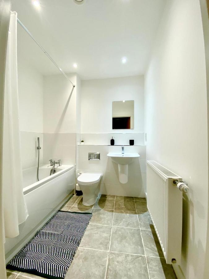 2 Double Beds Or 4 Singles, 2 Bathrooms, Free Parking, Smart Tv'S, Close To Gunwharf Quays, Beach & Historic Dockyard Портсмут Екстер'єр фото
