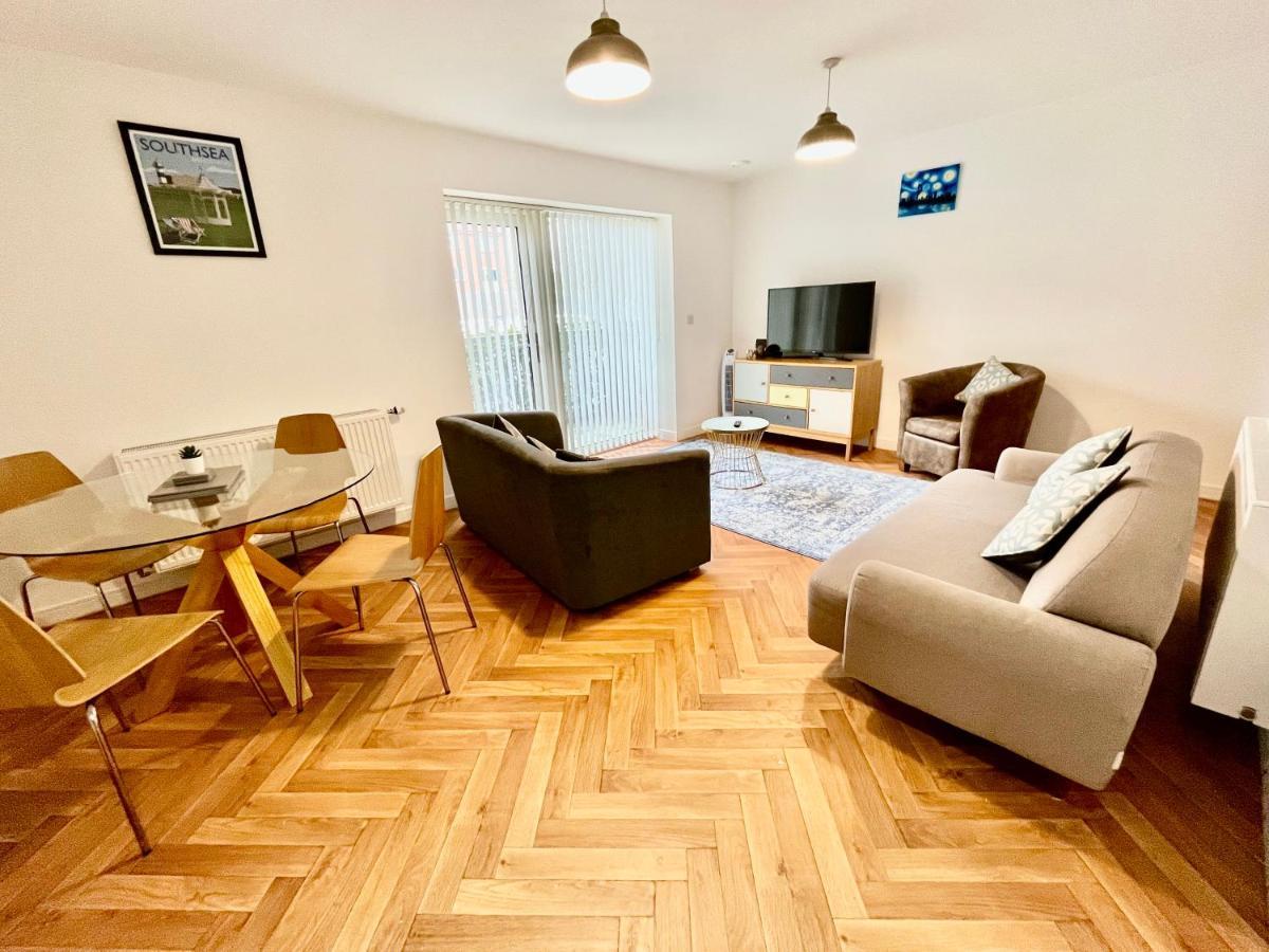 2 Double Beds Or 4 Singles, 2 Bathrooms, Free Parking, Smart Tv'S, Close To Gunwharf Quays, Beach & Historic Dockyard Портсмут Екстер'єр фото